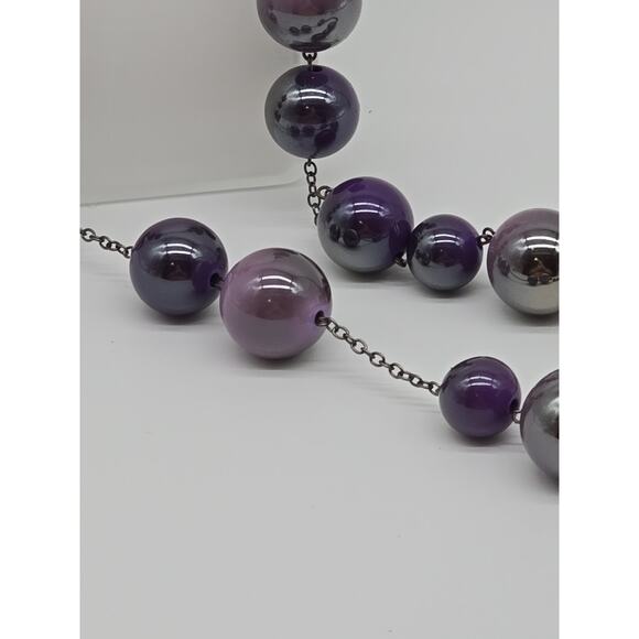 Chunky Purple Ombre Metallic Sheen and Facetted Beaded 36" Chain Necklace - Picture 4 of 9